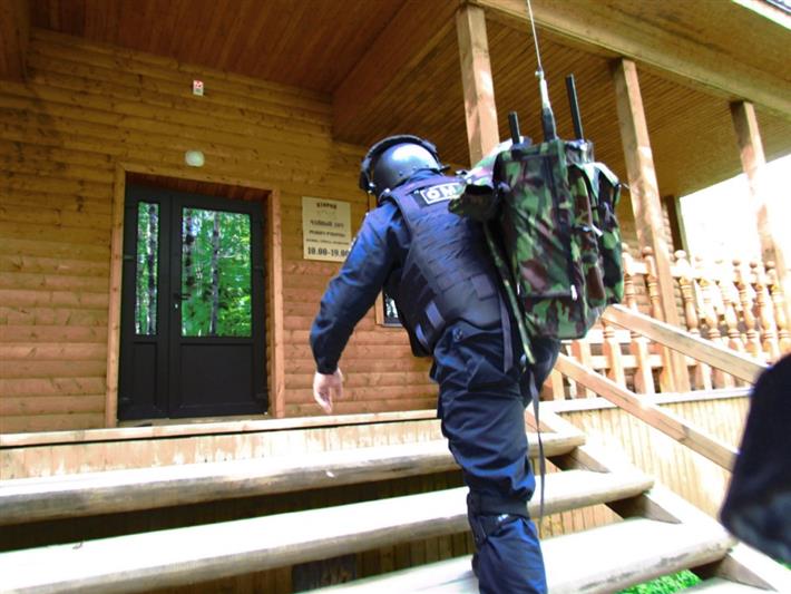 В Архангельской области сотрудники Росгвардии отработали порядок действий при обнаружении подозрительного предмета на охраняемой территории