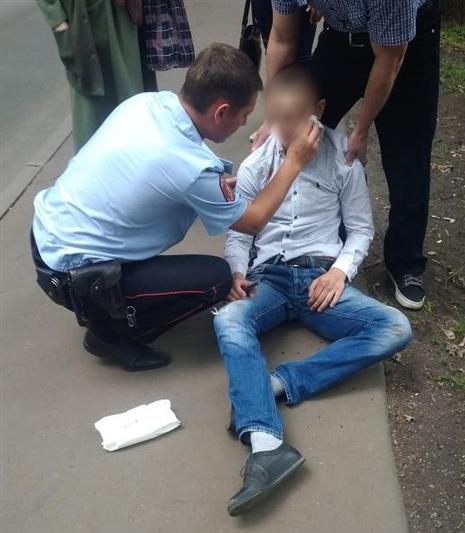 В Москве сотрудники вневедомственной охраны помогли молодому человеку, которому внезапно стало плохо