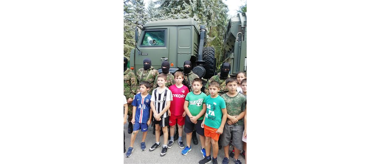 Омоновцы Кабардино-Балкарии провели занятия для детей из профильной смены летнего лагеря в Нальчике