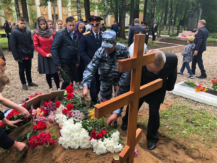 Псковские росгвардейцы приняли участие в церемонии перезахоронения останков павших летчиков Великой Отечественной 