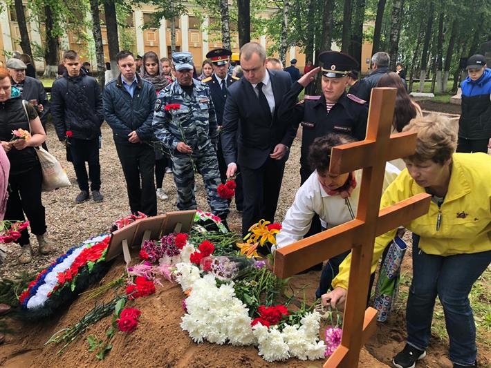 Псковские росгвардейцы приняли участие в церемонии перезахоронения останков павших летчиков Великой Отечественной 