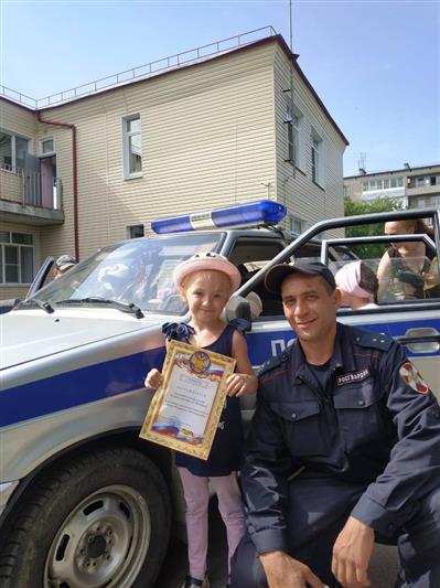 В рамках акции «Каникулы с Росгвардией» бойцы вневедомственной охраны посетили подшефное дошкольное учреждение в Свердловской области
