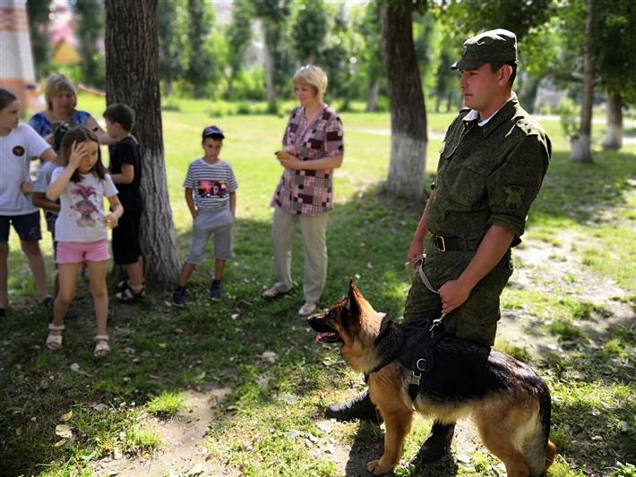 Кинологи Уральского округа Росгвардии посетили Центр развития творчества детей и юношества 