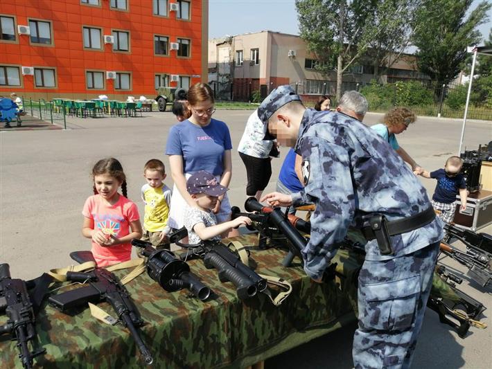 Бойцы ростовского ОМОН провели акцию «Каникулы с Росгвардией» для детей с ограниченными возможностями 