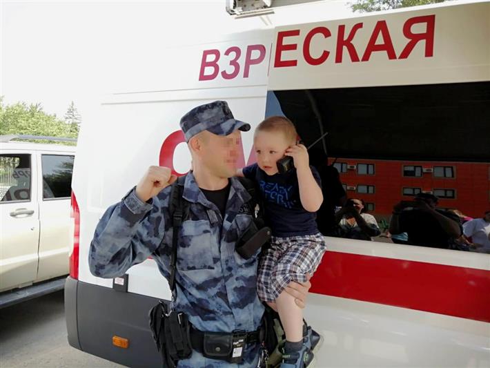 Бойцы ростовского ОМОН провели акцию «Каникулы с Росгвардией» для детей с ограниченными возможностями 