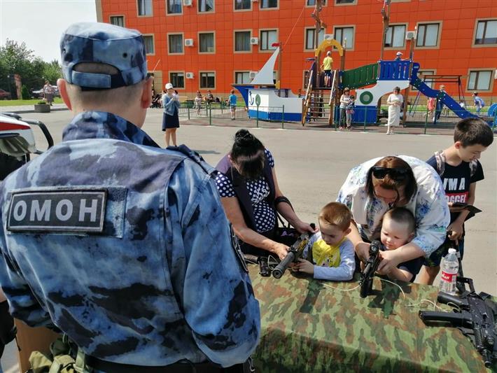 Бойцы ростовского ОМОН провели акцию «Каникулы с Росгвардией» для детей с ограниченными возможностями 