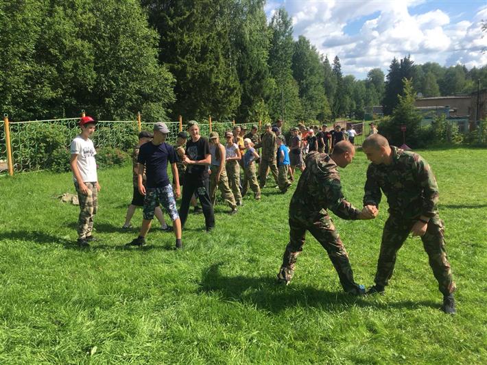 Офицеры ярославского СОБР провели спортивные занятия для отдыхающих лагеря  «Витязь»