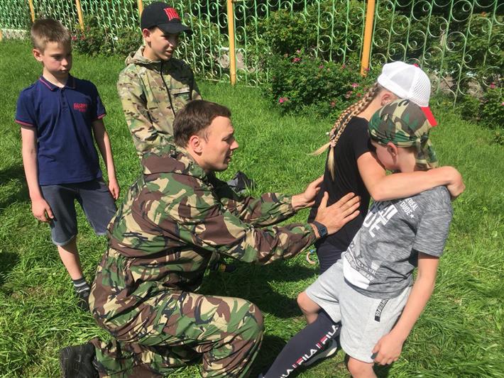 Офицеры ярославского СОБР провели спортивные занятия для отдыхающих лагеря  «Витязь»