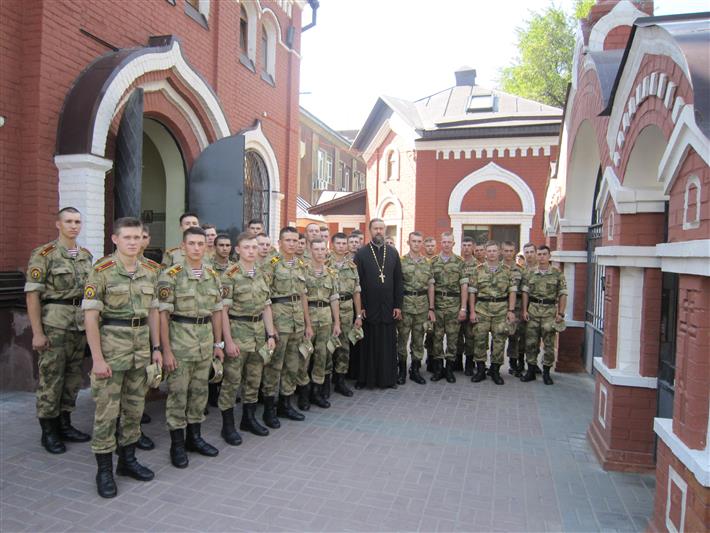 Военнослужащие Саратовского военного института Росгвардии приняли участие в литургии в День святого равноапостольного князя Владимира