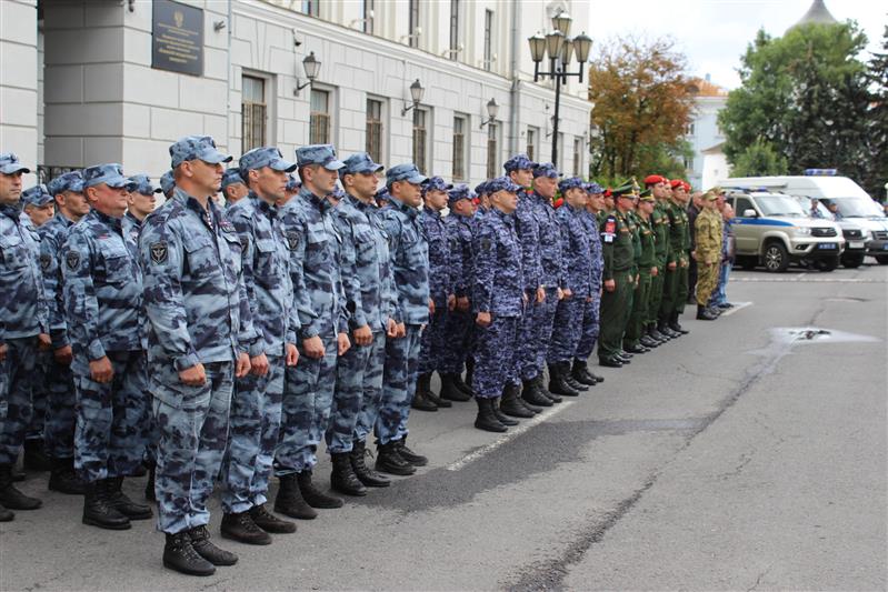 В Пскове состоялся гарнизонный развод нарядов Росгвардии, заступающих на службу по охране общественного порядка