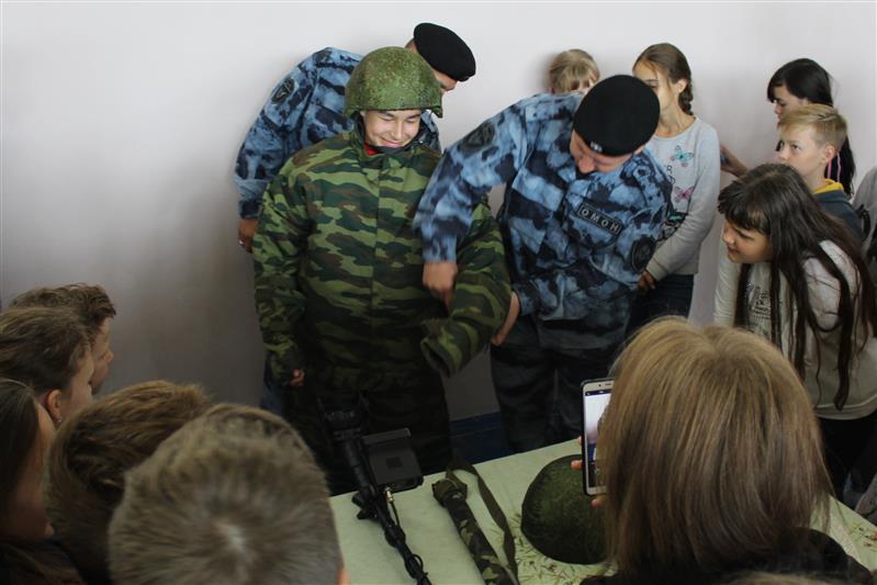 В Чувашии сотрудники ОМОН провели для детей акцию «Каникулы с Росгвардией»