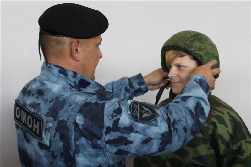 В Чувашии сотрудники ОМОН провели для детей акцию «Каникулы с Росгвардией»