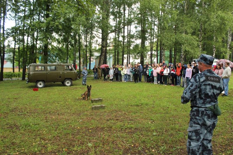В Чувашии сотрудники ОМОН провели для детей акцию «Каникулы с Росгвардией»