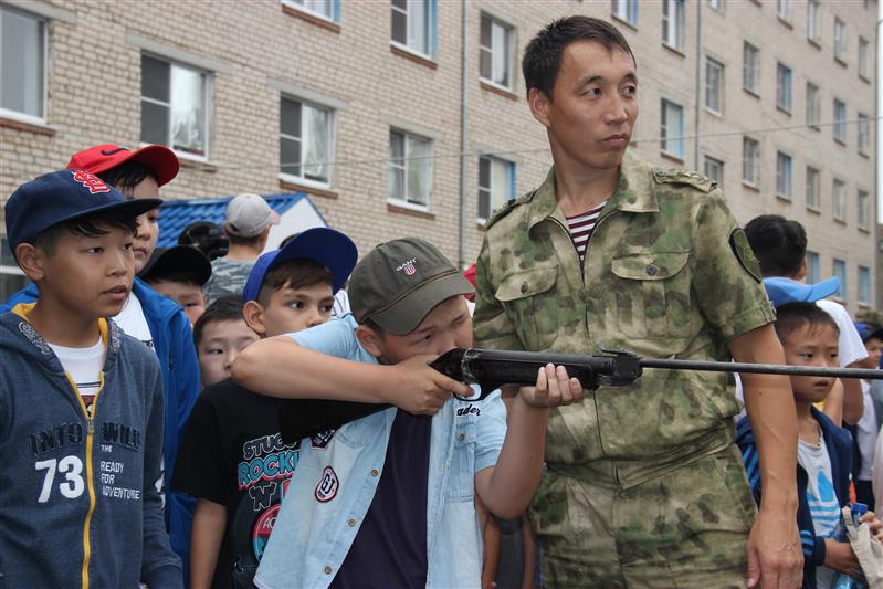 Росгвардейцы провели тематическую акцию в детском оздоровительном лагере «Джангар» в Калмыкии
