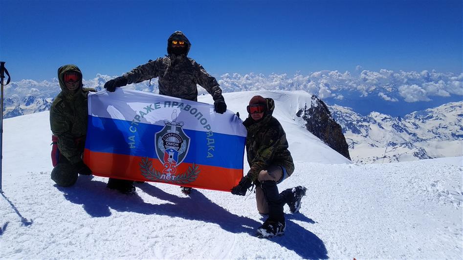 Сотрудники ОМОН Управления Росгвардии по Ставропольскому краю совершили восхождение на самую высокую точку России и Европы