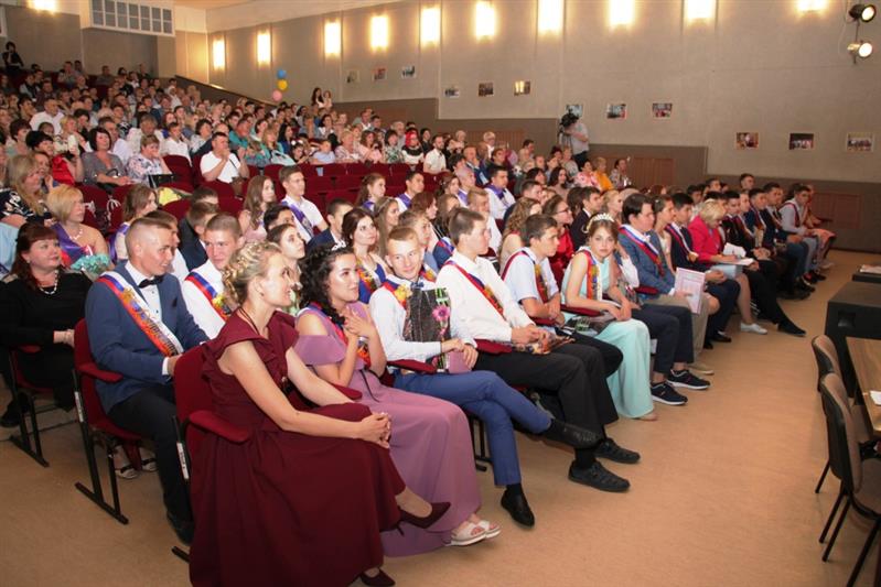 В гарнизонном клубе озерского соединения Росгвардии состоялся выпускной для девятиклассников подшефной школы 
