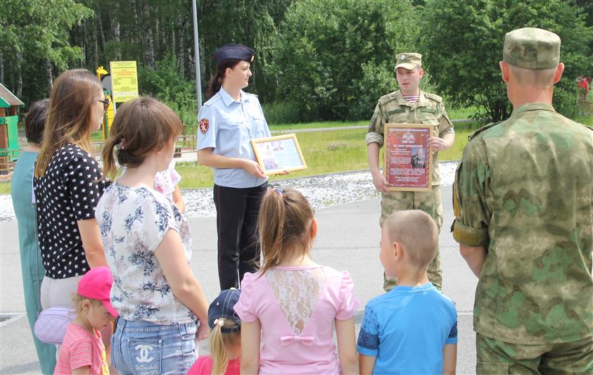 В Тюмени сотрудники Росгвардии провели конкурс детского творчества, посвящённый 100-летию со дня рождения легендарного конструктора Михаила Калашникова