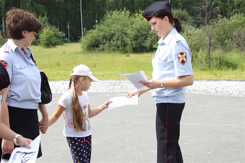 В Тюмени сотрудники Росгвардии провели конкурс детского творчества, посвящённый 100-летию со дня рождения легендарного конструктора Михаила Калашникова