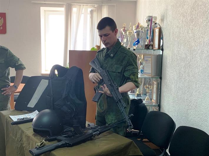 Военнослужащие Росгвардии провели патриотическое мероприятие для салехардских подростков