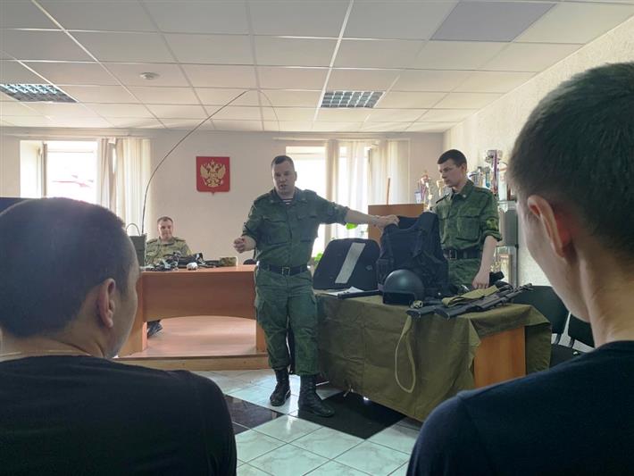 Военнослужащие Росгвардии провели патриотическое мероприятие для салехардских подростков