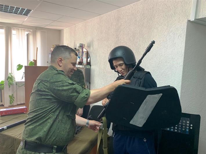 Военнослужащие Росгвардии провели патриотическое мероприятие для салехардских подростков