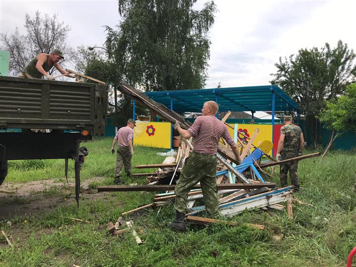 Мобильные группы Росгвардии восстанавливают детские образовательные учреждения в районах Иркутской области, пострадавших от наводнения
