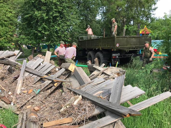 Мобильные группы Росгвардии восстанавливают детские образовательные учреждения в районах Иркутской области, пострадавших от наводнения