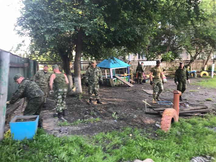Мобильные группы Росгвардии восстанавливают детские образовательные учреждения в районах Иркутской области, пострадавших от наводнения