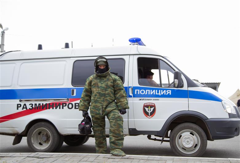На Южном Урале бойцы ОМОН обследовали боевой снаряд времён Великой Отечественной войны, обнаруженный при проведении строительных работ