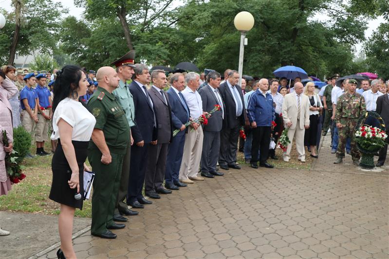 Офицеры Росгвардии приняли участие в открытии памятника павшим воинам на Ставрополье