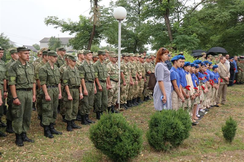 Офицеры Росгвардии приняли участие в открытии памятника павшим воинам на Ставрополье