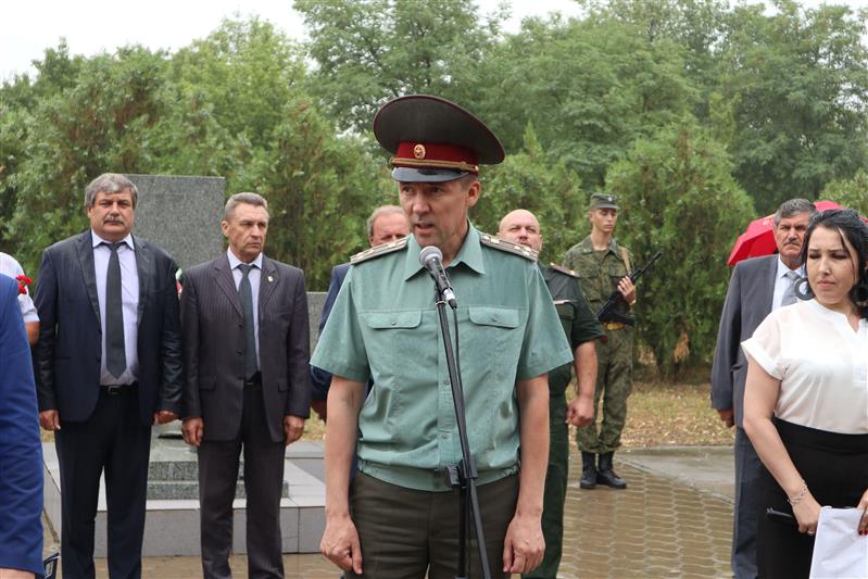 Офицеры Росгвардии приняли участие в открытии памятника павшим воинам на Ставрополье