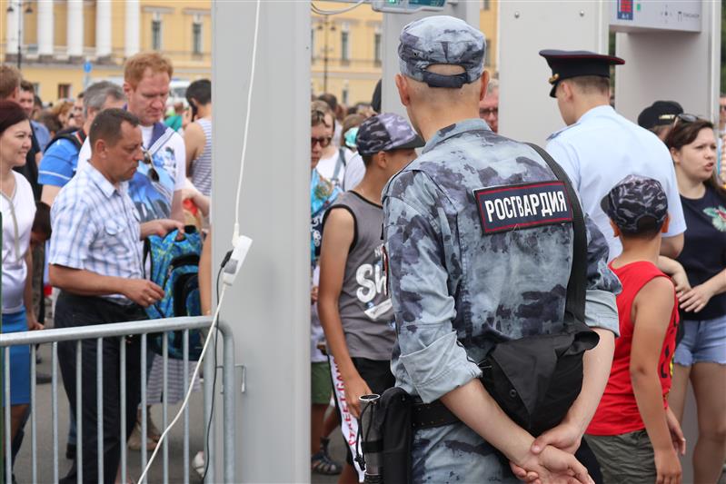 Сотрудники и военнослужащие Росгвардии обеспечили правопорядок во время празднования Дня Военно-морского флота России в Санкт-Петербурге