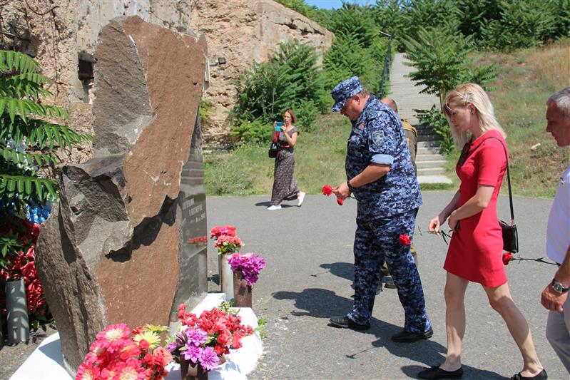 В День окончания героической обороны Севастополя росгвардейцы почтили память павших защитников города (фото, видео)