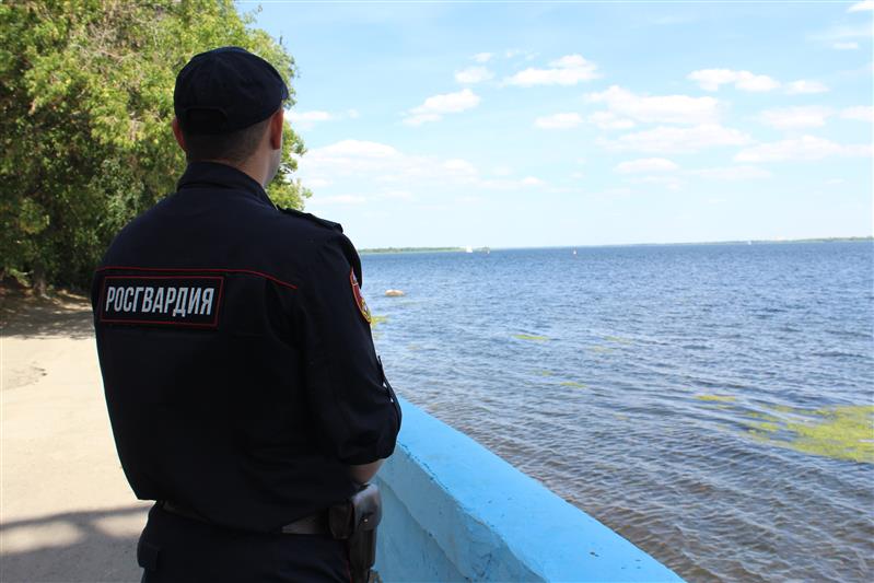 Саратовские росгвардейцы уберегли от несчастного случая оставленных без присмотра детей
