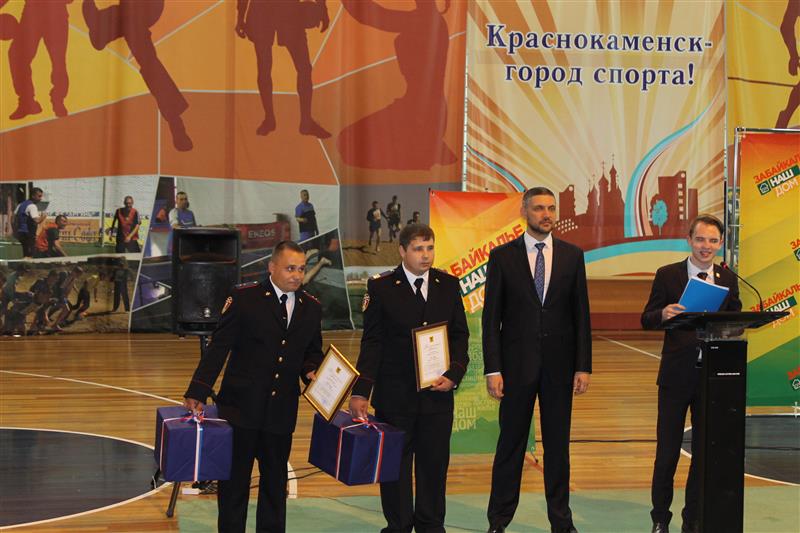 Временно исполняющий обязанности губернатора Забайкальского края наградил росгвардейцев, спасших четверых человек из пожара в г. Борзя