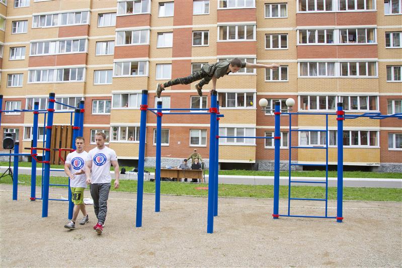 В жилом комплексе Росгвардии в Балашихе открыта новая площадка для занятий воркаутом (фото)