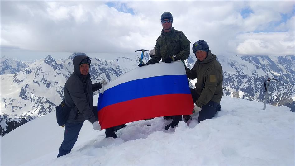 Сотрудники ОМОН Управления Росгвардии по Ставропольскому краю совершили восхождение на самую высокую точку России и Европы