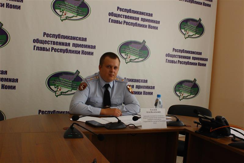 Инспектор Росгвардии разъяснил жителям Республики Коми порядок возмездной сдачи незаконно хранящегося оружия