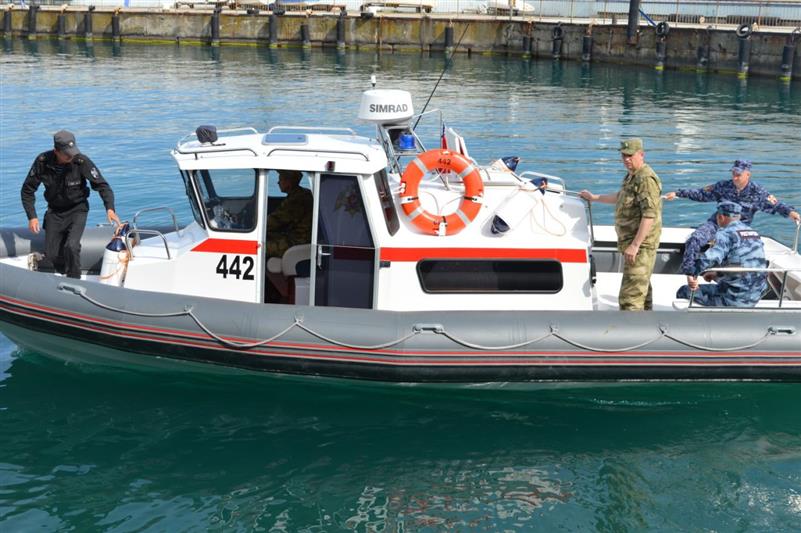 В Крыму росгвардейцы спасли людей из Черного моря после внезапного шторма