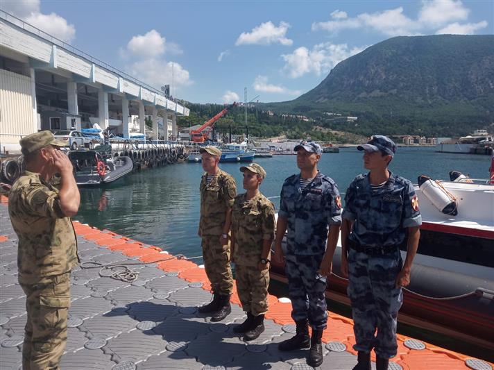 В Крыму росгвардейцы спасли людей из Черного моря после внезапного шторма