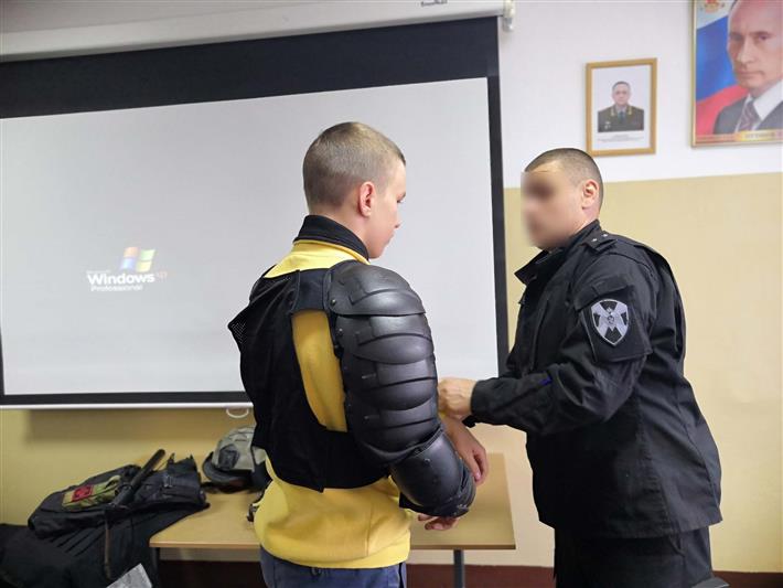 В рамках всероссийской акции «Каникулы с Росгвардией» сотрудники карельского ОМОН провели экскурсию для детей