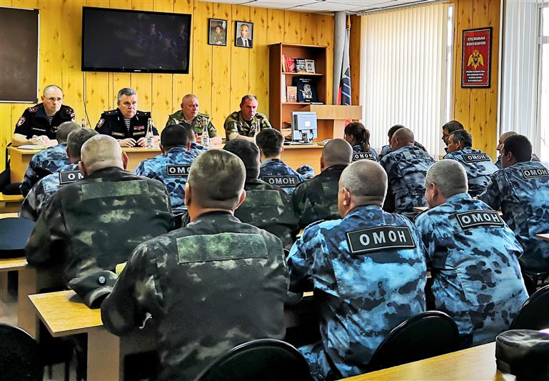 Командующий Южным округом Росгвардии проверил организацию служебно-боевой деятельности территориального органа ведомства в Астрахани