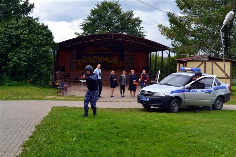 В рамках акции «Каникулы с Росгвардией» правоохранители в Новгородской области провели для детей урок безопасности   