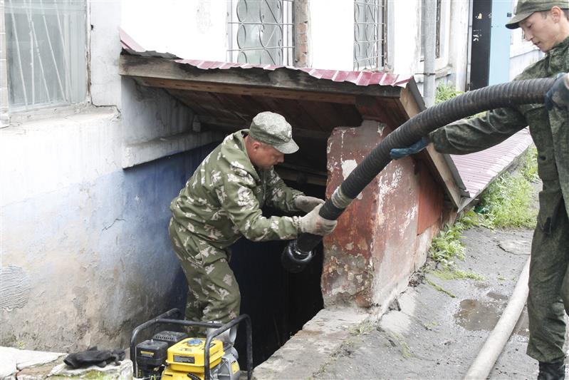 Росгвардия освобождает от воды жилые дома в труднодоступных районах Нижнеудинска (фото, видео)