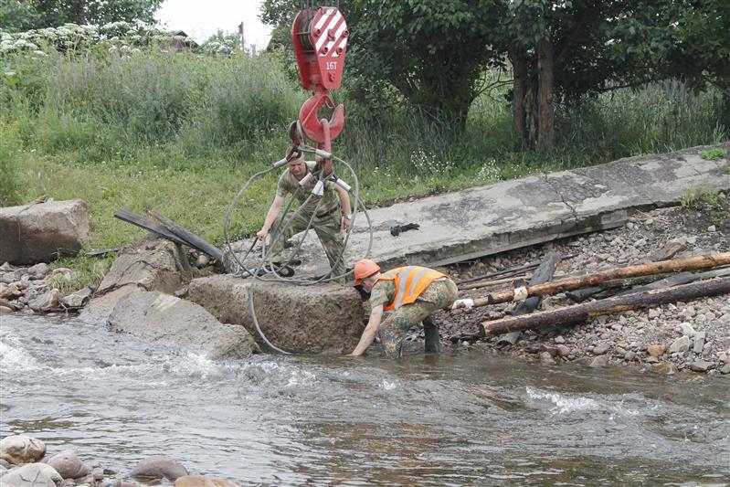 Росгвардия восстанавливает мосты в районах Иркутской области, пострадавших от наводнения
