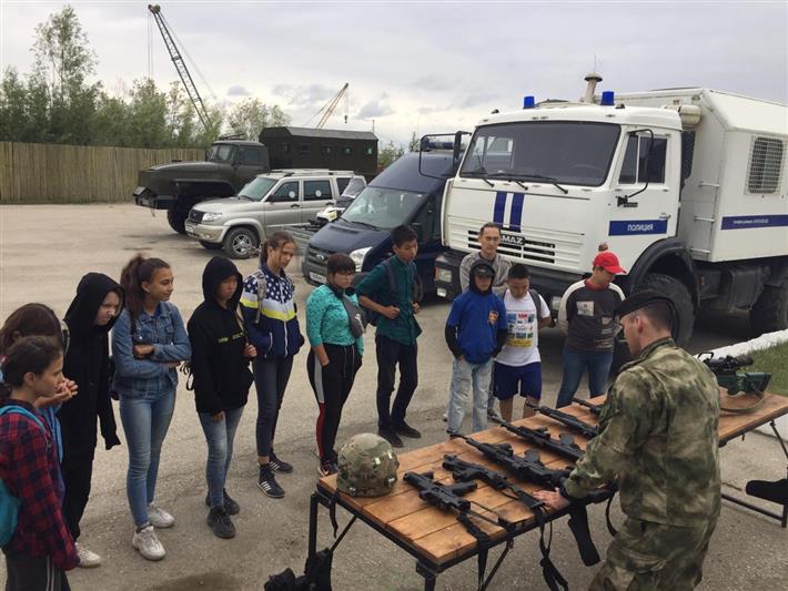Якутский ОМОН организовал патриотическое мероприятие для отдыхающих оздоровительного лагеря  
