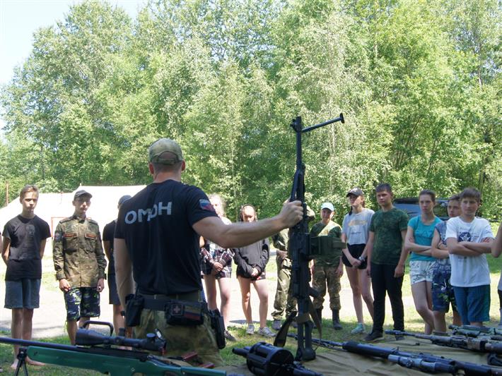 Офицеры иркутского ОМОН на транспорте организовали для воспитанников военно-полевого лагеря акцию «Каникулы с Росгвардией»