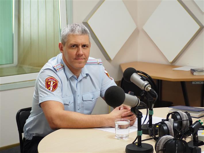  Сотрудник Росгвардии напомнил белгородским радиослушателям правила обращения с оружием в летний период 