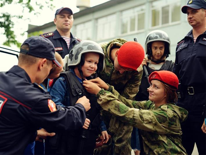 В Кузбассе бойцы Росгвардии поучаствовали в квесте безопасности для школьников